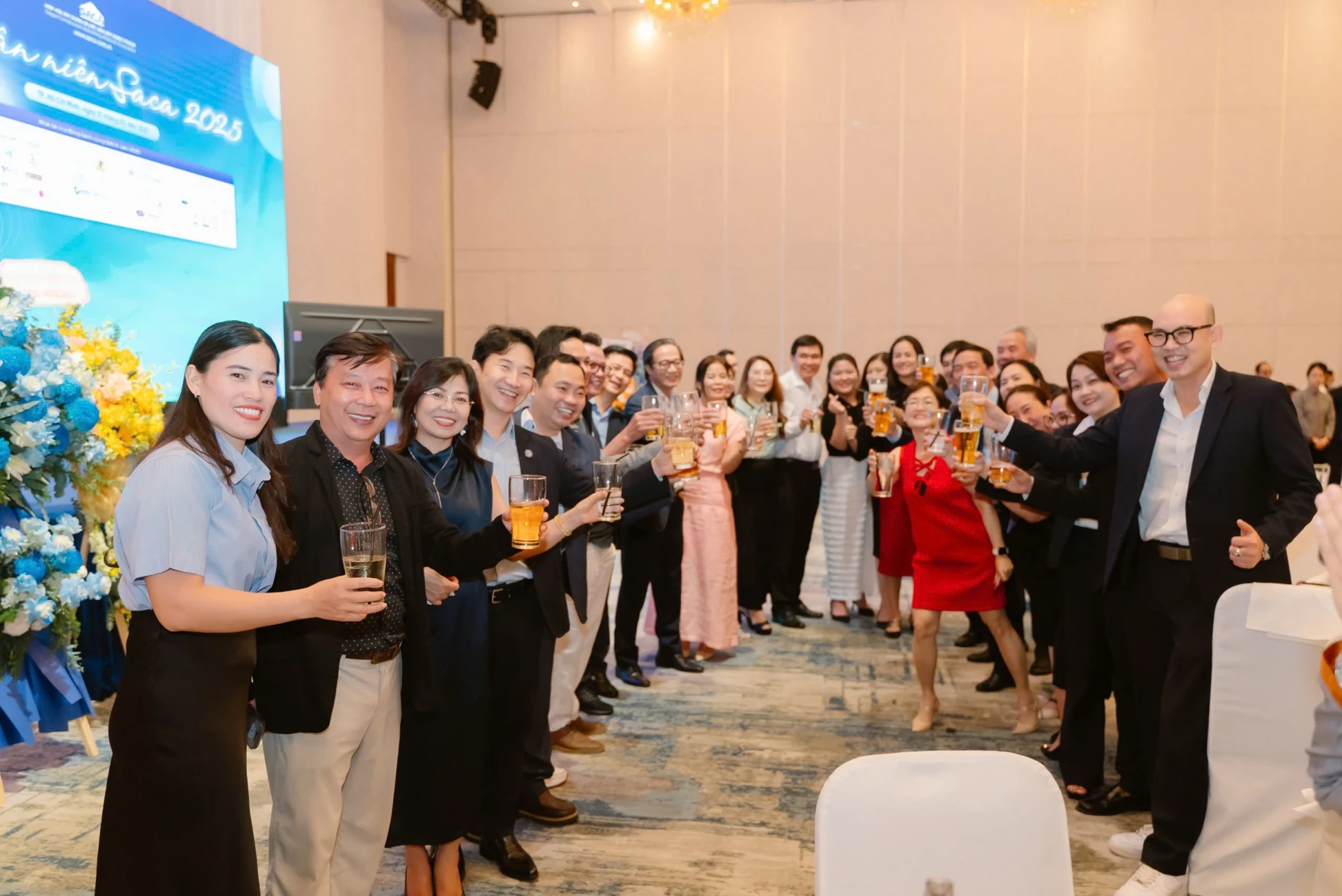 https://static.quochuyanhcorp.vn/21255/2025/Hoạt động SACA/Ngày Hội Kinh Doanh SBA 2025/z6459767525343_9495fcbc1e8052037a8a5dbc863648a5.jpg
